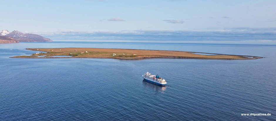 Seaventure off Flatey (© www.shipsatsea.de)